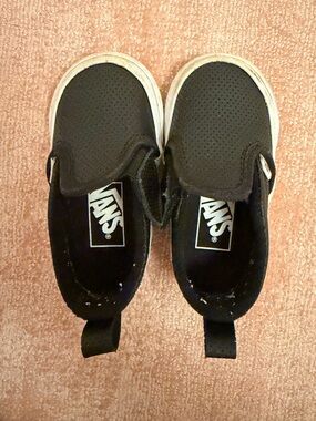 Vans Slip-on Sneaker in Perforated Leather Black Size 4